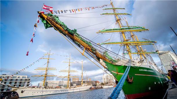 Windjammer-Treffen „Sail“ war fröhlich-friedliches Fest Neben dem Segelschiff „Alexander von Humboldt II“ (vorne) und dem Segelschulschiff „Gorch Fock“ konnten die Besucher der „Sail“ zahlreiche weitere große und kleine Schiffe aus verschiedenen Ländern besichtigen.