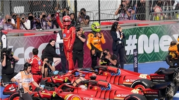 Neben dem siegereichen Ferrari-Fahrer Carlos Sainz war kein Platz für Max Verstappen.