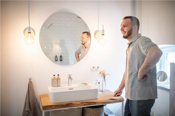 Neben dem Wohnzimmer befindet sich das Gästebad. Das größere Badezimmer wird noc...