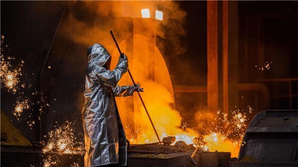 Neben einer Inflationsausgleichsprämie haben sich die Tarifparteien auf eine Erhöhung der Löhne und Gehälter um 5,5 Prozent ab dem 1. Januar 2025 geeinigt.