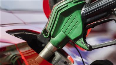 Ein rotes Auto wird betankt