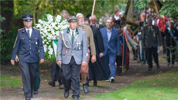 Impressionen aus mittelalterlichem Mulsum: Hartes Ringen beim Wurster Dreikampf Neben zahlreichen Bewohnern der Gemeinde Wurster Nordseeküste nehmen auch Landesbischof Ralf Meister, Superintendent Albrecht Preisler und Landrat Thorsten Krüger am Gedenkmarsch mit Kranzniederlegung teil.