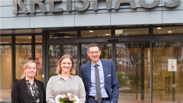 Neele Ostendorf (Mitte) ist nach erfolgreicher verkürzter Ausbildung jetzt in der Bauaufsicht tätig. Der Erste Kreisrat und Dezernent Matthias Wenholt sowie die stellvertretende Fachdienstleiterin Sina Vosgerau freuen sich auf die weitere Zusammenarbeit.