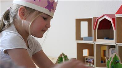 Neele spielt mit einem Puppenhaus. Sie ist eines von insgesamt acht Kindern, die die Notbetreuung in der Kita „Abenteuerland“ nutzen. Ab Montag kann die Betreuung in Ostertimke um weitere acht Kinder aufgestockt werden.
