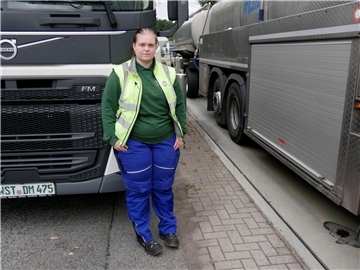 Nele Schneider steht zwischen den Milchlaster an der Waage bei DMK in Zeven. Mittlerweile ist sie im dritten Lehrjahr und schon fast ein alter Hase.