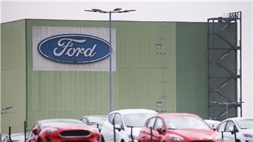 Neu gebaute Autos stehen auf Lastwagen vor dem Ford Werk in Köln. Der Autobauer Ford will an seinem Kölner Standort nach Angaben des Betriebsrats im großen Stil Jobs abbauen.