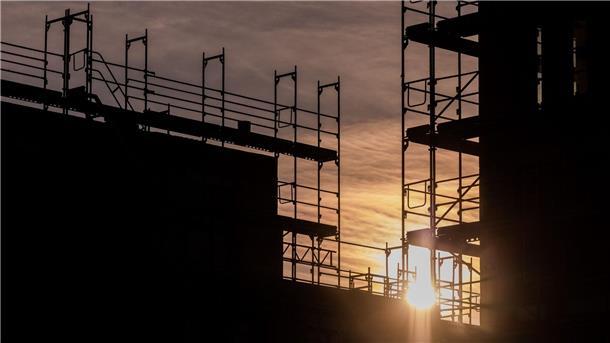 Baubranche fürchtet teure Schuttberge auf den Deponien Neubauwohnungen werden am Kölner Stadtwald gebaut. Eine neue Mantelverordnung für Ersatzbaustoffe und Bodenschutz ersetzt den bisherigen Flickenteppich unterschiedlicher Länderregelungen - und hat laut Baubranche Auswirkungen auf die Entsorgung von Bauschutt.
