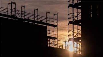Neubauwohnungen werden am Kölner Stadtwald gebaut. Eine neue Mantelverordnung für Ersatzbaustoffe und Bodenschutz ersetzt den bisherigen Flickenteppich unterschiedlicher Länderregelungen - und hat laut Baubranche Auswirkungen auf die Entsorgung von Bauschutt.