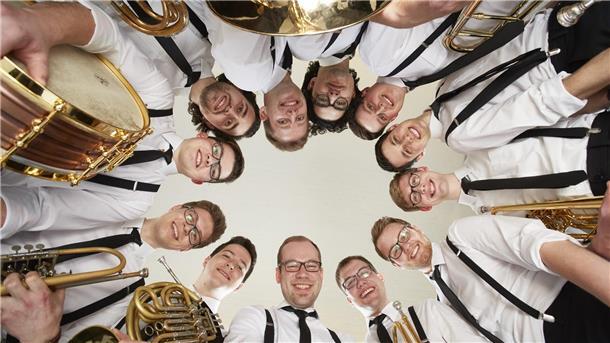 Experimentierfreudiges Blechblasensemble spielt in Cuxhaven Die Musiker von „Salaputia Brass“ stehen im Kreis und blicken nach unten in die Kamera