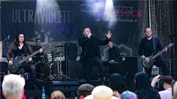 Die Band Ultraviolett auf der Bühne.