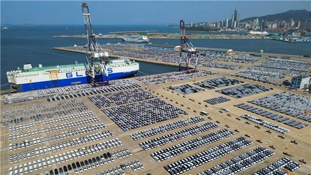 Neue Fahrzeuge für den Export stehen verladebereit an einer Hafenanlage in Yantai in der ostchinesischen Provinz Shandong.