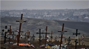 Neue Gräber auf einem Friedhof in Bachmut.