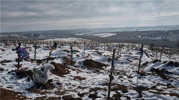 Neue Gräber und Kreuze auf einem Friedhof der zunehmend von russischen Truppen eingekreisten Stadt Bachmut.