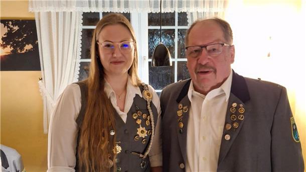 Bülstedter Schützen ehren Hans Drewes Neue Kassenwartin ist Jasmin Ehlen nach einstimmiger Wahl. Rechts der vorherige Kassenwart Hans Drewes.