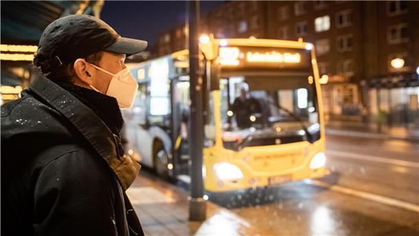 FFP2 oder OP-Maske? Darauf solltet ihr beim Kauf achten Neue Maßnahmen zur Eindämmung der Corona-Pandemie in Deutschland: Bund und Länder beschließen in öffentlichen Verkehrsmitteln und Geschäften das Tragen medizinischer Masken als Pflicht.