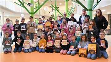 Bücher an Schulklassen der Aue-Mehde-Grundschule verschenkt