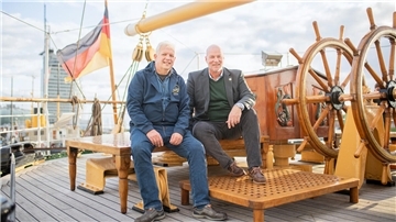 Neuer Mann an Bord: Fördervereinsvorsitzender Michael Hödt und sein neuer kommissarischer Stellvertreter Carsten J. Haake an Deck der „Schulschiff Deutschland“.