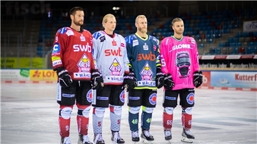 Neuer Saison, neuer Style: Jan Urbas (v. l.), Moritz Wirth, Nicholas Jensen und Christian Wjese in den neuen Heim- (v. l.), Auswärts-, Ausweich und Aufwärmtrikots der Fischtown Pinguins.