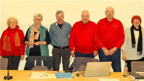Neuer Vorstand Bürgerbus Gnarrenburg (vlnr): Manfred Schnaars, Ursula Schnaars, Elke Karol, Jürgen Huhmann, Hartwin Grimm, Werner Peper, Christa von der Aa, Dietmar Krause.