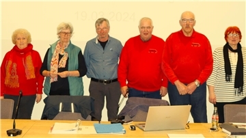 Neuer Vorstand Bürgerbus Gnarrenburg (vlnr): Manfred Schnaars, Ursula Schnaars, Elke Karol, Jürgen Huhmann, Hartwin Grimm, Werner Peper, Christa von der Aa, Dietmar Krause.