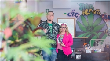 Mike und Melanie Rösner in ihrem neuen Hanf-Shop 