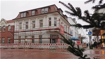 Das Foto zeigt das frühere Commerzbank-Gebäude in der Nordenhamer Fußgängerzone. Die Oldenburgische Landesbank eröffnet hier ihre neue Filiale.
