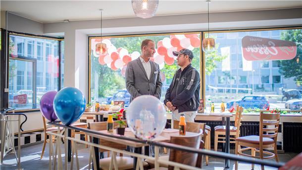 Neues Lokal "Unser Essen" eröffnet in der Lloydstraße als Nachfolger der kultigen "Milchbar". Im Bild: Henning Meyer (links), Pressesprecher der städtischen Klinik Reinkenheide, freut sich über die Zuwendung von 1000 Euro für die Krebshilfe von Gastronom Ramazan Bozyigit. 