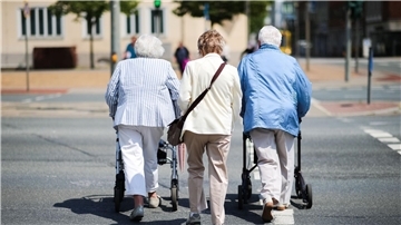 Neuesten Rechnungen zufolge kommen bis zum Jahr 2060 auf 100 Menschen im Erwerbsalter 45 im Rentenalter.