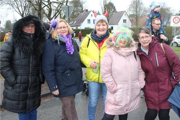 Neugierig wartet diese Gruppe auf dem Umzug.
