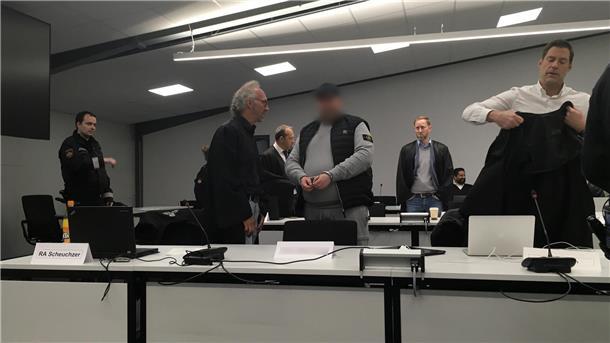 Neun Angeklagte wurden in den Prozesssaal geführt. Einer von ihnen hatte Kontakt zu den Drahtziehern.