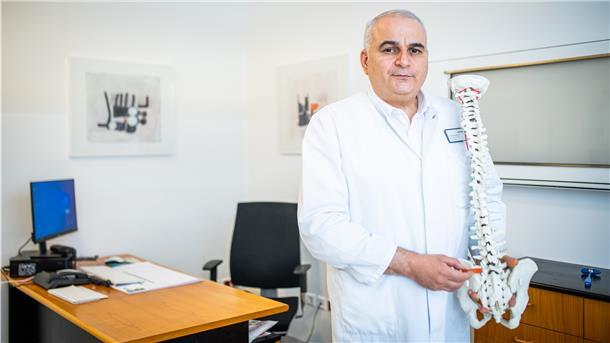 Neurochirurg Dr. Abdurrahman Er registriert mehr Patienten mit Beschwerden an der Wirbelsäule, seitdem die meisten im Homeoffice sind.