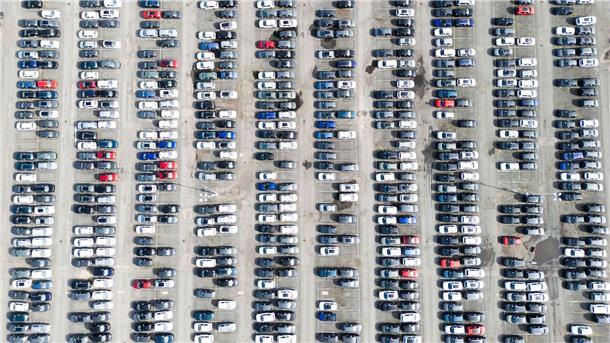 Deutsche Industrieproduktion steigt stärker als erwartet Neuwagen bei Volkswagen: Die Produktion in der Autobranche legte im Juni spürbar zu. (Archivbild)
