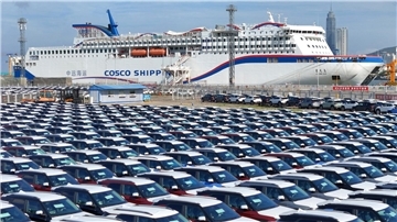 Neuwagen warten auf einer Werft in Yantai in der ostchinesischen Provinz Shandong auf ihren Transport. Die Entwicklung des chinesischen Außenhandels war im September erneut rückläufig.