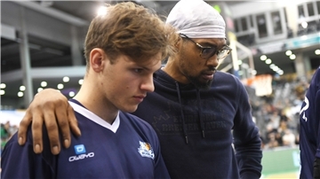Neuzugang Justin Stovall (rechts), hier in einer Auszeit mit Carlo Meyer, konnte den Eisbären wegen der fehlenden Freigabe in Trier noch nicht helfen.