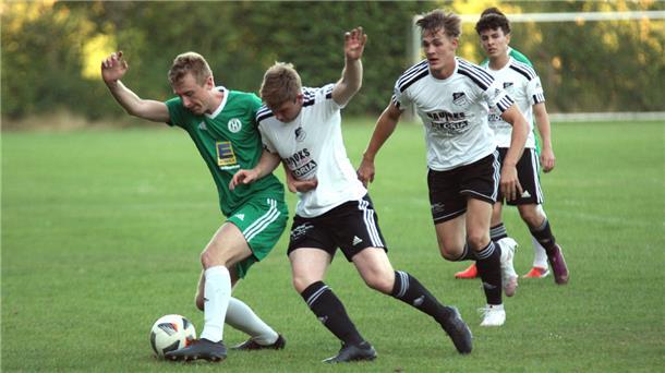 Neuzugang Timo Peters (zweiter von links) erzielte das 1:0 und lies auch gegen den Ball nichts anbrennen.