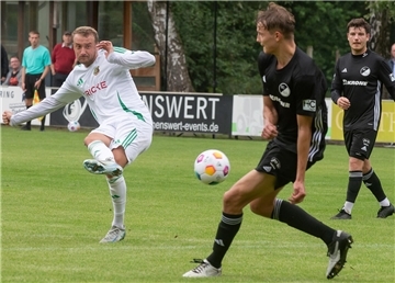Neuzugang Tom Trebin hatte beim Pokalspiel gegen den SC Spelle-Venhaus die Fäden im Heeslinger Mittelfeld fest in der Hand. Er dürfte in der neuen Saison zum Denker und Lenker im Mittelfeld des Oberligisten werden.