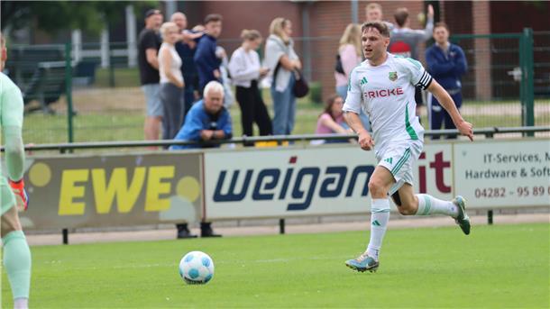 Neuzugang Wolfgang Pesch durfte in der ersten Halbzeit die Kapitänsbinde tragen und traf auch noch zum 2:0 für den Oberligisten aus Heeslingen.