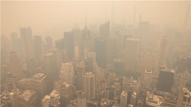 Rauch von Waldbränden hüllt New York ein New York City im Dunst vom Empire State Building aus gesehen.