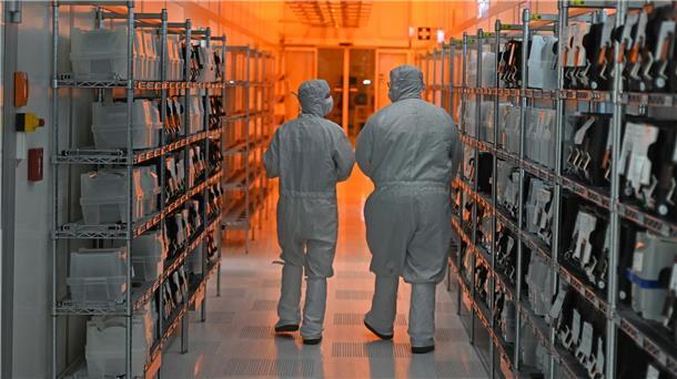Branchenvertreter: Halbleiter-Ziel der EU ist „utopisch“ Nexperia-Mitarbeiter gehen durch die Reinräume am Hamburger Standort. (Archivbild)