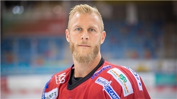 Nicholas Jensen gibt am Donnerstag Autogramme für die Pinguins-Fans.