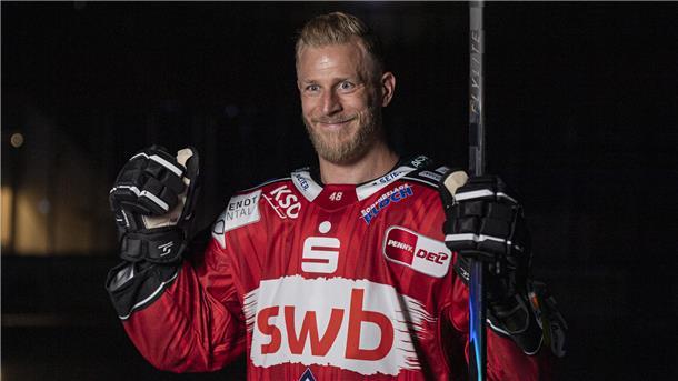 Ein Eishockeyspieler jubelt. Es ist Nicholas Jensen, Verteidiger der Fischtown Pinguins aus Bremerhaven.