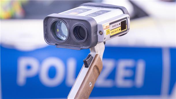 Blitzermarathon: Bremerhaven macht nicht mit - das sind die Gründe Ein Geschwindigkeitsmesser steht vor einem Polizeiwagen.
