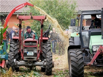 Nicht ganz zielsicher - aber das störte nicht wirklich. Denn beim „Showhäckseln“ mit Oldtimern steht der Spaß im Vordergrund.