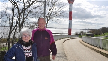 Nicht geeignet für Rollstuhlfahrer ist aus Sicht des Senioren- und Behindertenbeirats der Stadt Nordenham die Brücke über die Bahnstrecke zum Unionpier. Unser Bild zeigt Marlies Strauch und Hermann Noelcke vom Beirat.