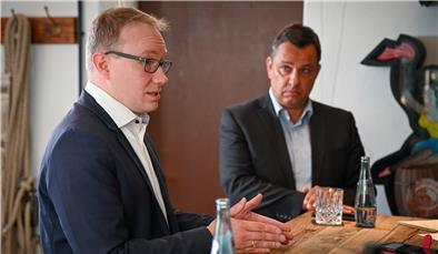 Nicht immer einer Meinung: Die beiden Landtagsabgeordneten Lasse Weritz aus Hemmoor (CDU, links) und Oliver Lottke aus Loxstedt (SPD).