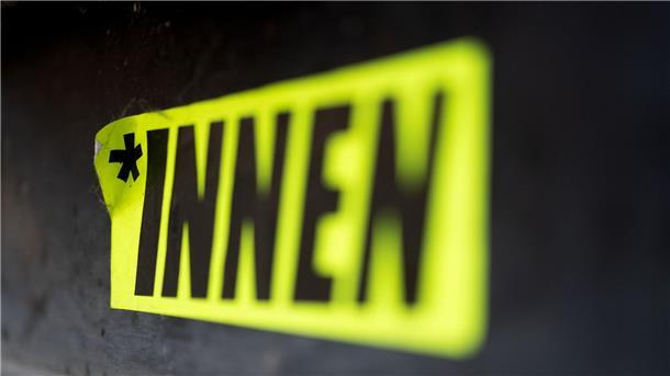 Hessen verbietet Gendersprache in der Landesverwaltung „Nicht länger erlaubt sind verkürzte Formen mit Sonderzeichen wie beispielsweise dem Genderstern, dem Doppelpunkt und dem Binnen-I.“