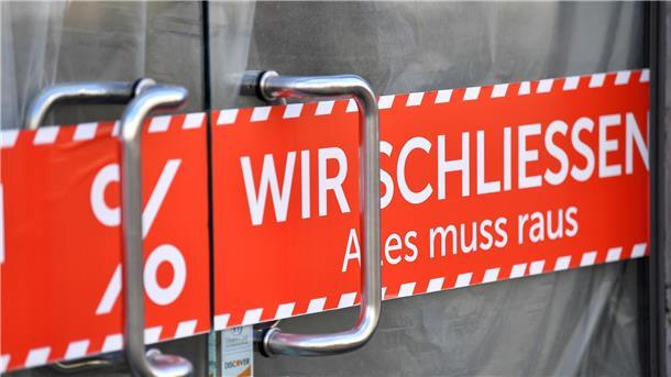 Zahl der Firmenpleiten im Februar gestiegen Nicht mehr möglich den Betrieb aufrechtzuerhalten: „Wir schliessen. Alles muss raus“.