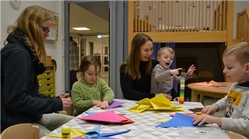 Nicht nur Ann-Christin Meinke und ihre Kollegin Imke Brunkhorst (links) freuen sich über die Rückkehr an die Godenstedter Straße und die hellen, freundlichen Räume, auch Martina, Leon (rechts) und Toni fühlen sich dort wohl.