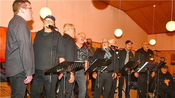 Jungs vom Nordseedeich singen auf der Bühne in der Dorumer Schützenhalle