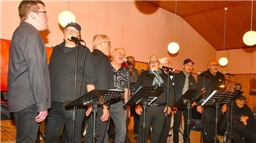 Jungs vom Nordseedeich singen auf der Bühne in der Dorumer Schützenhalle